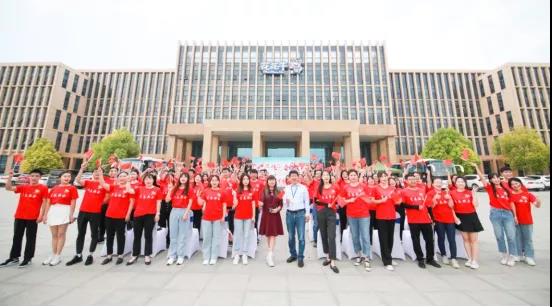 做白色的牛奶，創(chuàng)紅色的企業(yè)，花花牛乳業(yè)集團青春歌會慶祝建黨100周年