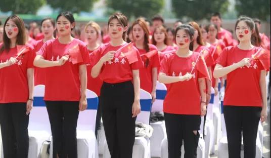 做白色的牛奶，創(chuàng)紅色的企業(yè)，花花牛乳業(yè)集團青春歌會慶祝建黨100周年