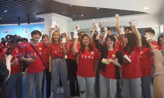 做白色的牛奶，創(chuàng)紅色的企業(yè)，花花牛乳業(yè)集團青春歌會慶祝建黨100周年