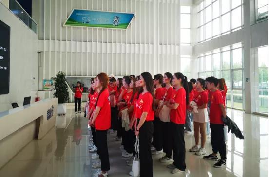 做白色的牛奶，創(chuàng)紅色的企業(yè)，花花牛乳業(yè)集團青春歌會慶祝建黨100周年