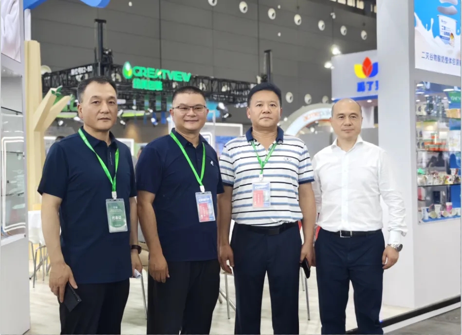 花花牛乳業(yè)集團(tuán)黨委書(shū)記、董事長(zhǎng)唐洪峰一行參加中國(guó)乳制品工業(yè)協(xié)會(huì)第三十次年會(huì)暨2024中國(guó)（國(guó)際）乳業(yè)技術(shù)博覽會(huì)