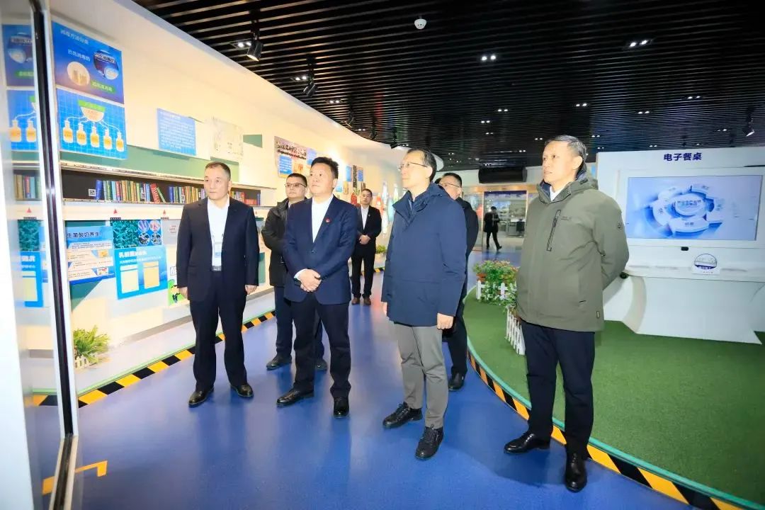 省政府國資委黨委書記、主任李濤一行到花花牛乳業(yè)集團(tuán)調(diào)研