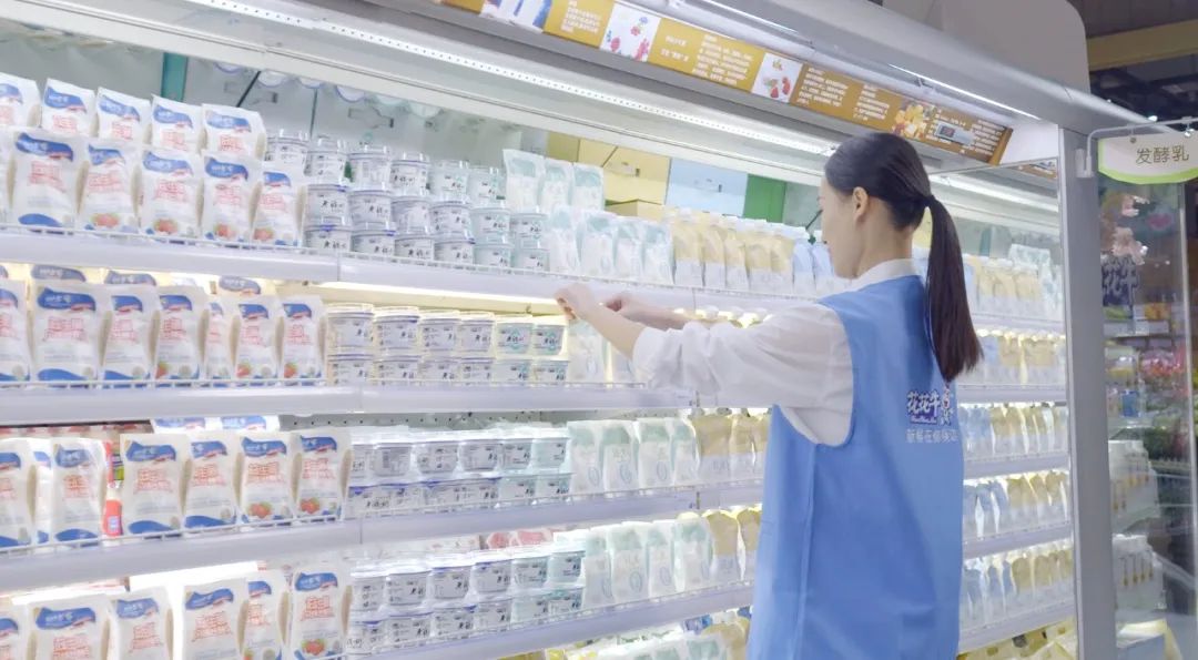 點贊！河南日報要聞02版——報道花花牛乳業(yè)集團鄭州分公司乳制品生產(chǎn)場景，彰顯花花牛乳業(yè)集團發(fā)展新活力