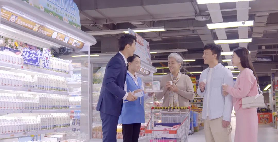 點贊！河南日報要聞02版——報道花花牛乳業(yè)集團鄭州分公司乳制品生產(chǎn)場景，彰顯花花牛乳業(yè)集團發(fā)展新活力