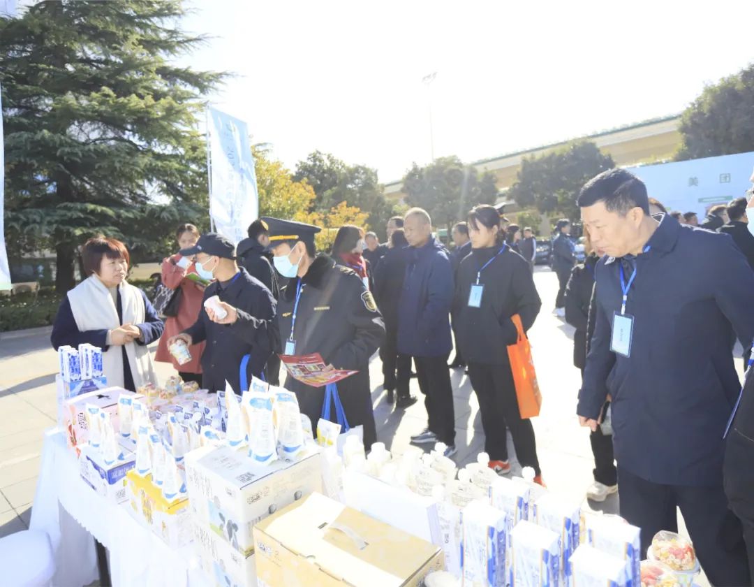 花花牛丨落實食品生產(chǎn)加工企業(yè)質(zhì)量安全主體責(zé)任，助力人民群眾生活更美好——2023年河南省暨鄭州食品安全宣傳周啟動儀式隆重舉行