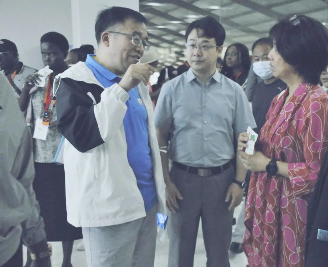 北京大學(xué)南南合作與發(fā)展學(xué)院教授、全球伙伴關(guān)系主任周詠梅一行蒞臨花花牛平輿瑞亞牧業(yè)參觀(guān)調(diào)研