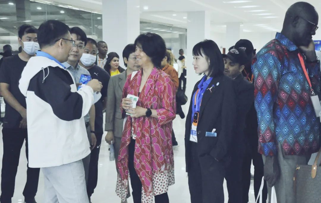 北京大學(xué)南南合作與發(fā)展學(xué)院教授、全球伙伴關(guān)系主任周詠梅一行蒞臨花花牛平輿瑞亞牧業(yè)參觀(guān)調(diào)研