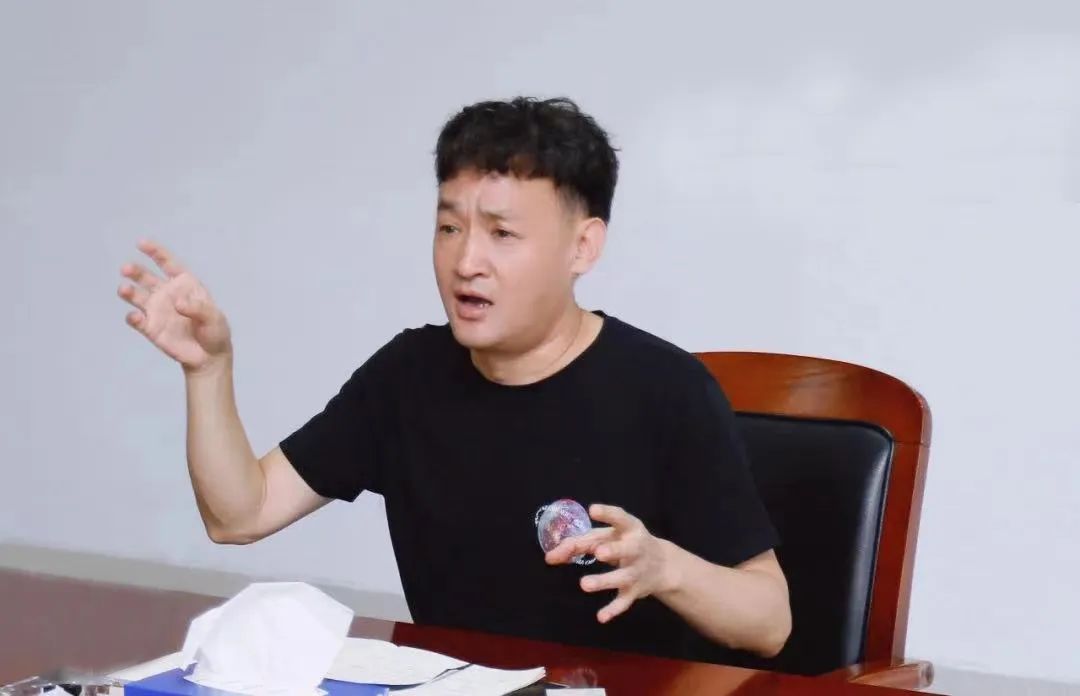 勇?lián)姑な卣齽?chuàng)新｜花花牛乳業(yè)集團(tuán)召開(kāi)營(yíng)銷、養(yǎng)殖及飼料月度經(jīng)營(yíng)工作會(huì)議