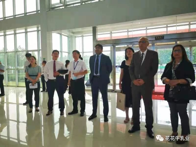 巴基斯坦駐華大使莫因·哈克 蒞臨花花牛乳業(yè)集團參觀訪問 巴基斯坦駐華大使莫因·哈克 蒞臨花花牛乳業(yè)集團參觀訪問