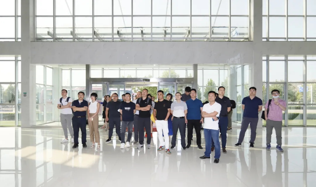 快訊 | 長(zhǎng)江商學(xué)院智能制造學(xué)會(huì)走進(jìn)花花牛乳業(yè)集團(tuán) 快訊 | 長(zhǎng)江商學(xué)院智能制造學(xué)會(huì)走進(jìn)花花牛乳業(yè)集團(tuán)