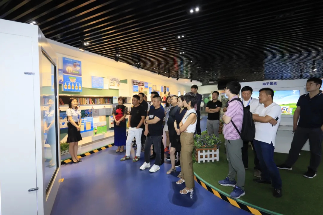 快訊 | 長(zhǎng)江商學(xué)院智能制造學(xué)會(huì)走進(jìn)花花牛乳業(yè)集團(tuán) 快訊 | 長(zhǎng)江商學(xué)院智能制造學(xué)會(huì)走進(jìn)花花牛乳業(yè)集團(tuán)