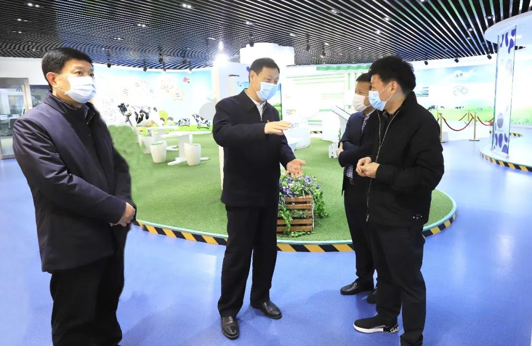 河南省委農(nóng)辦主任、農(nóng)業(yè)農(nóng)村廳廳長申延平一行調(diào)研河南花花牛乳業(yè)集團(tuán)