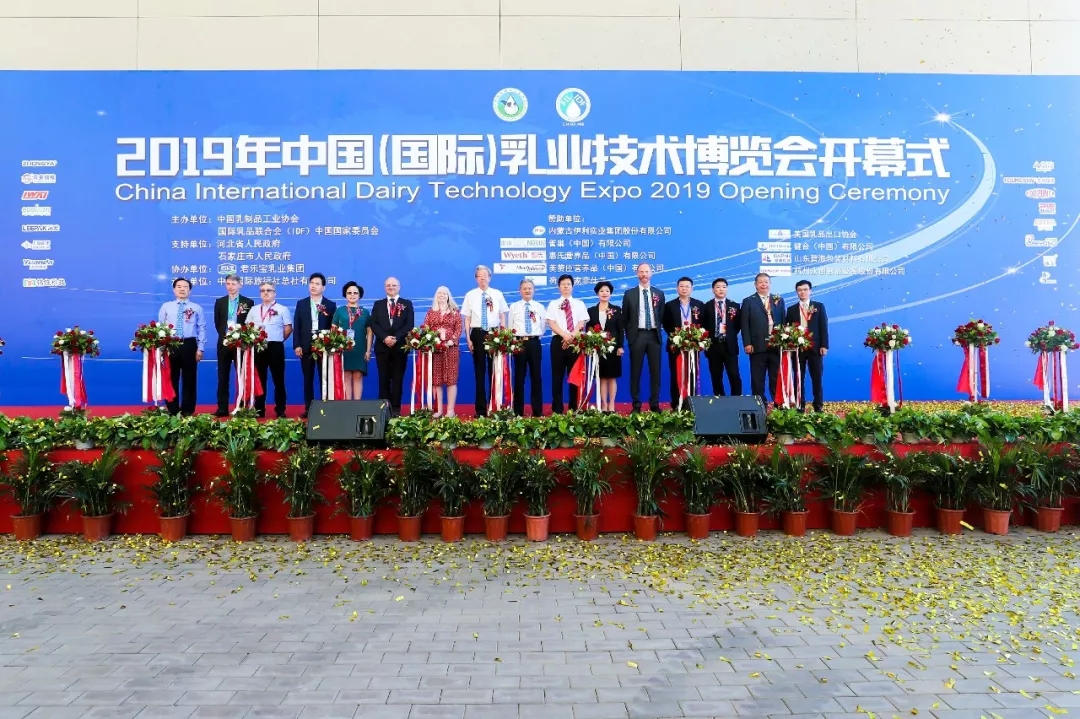 中國乳制品工業(yè)協(xié)會第二十五次年會召開！花花?？偛枚T峰獲“振興乳業(yè)領軍人”榮譽稱號