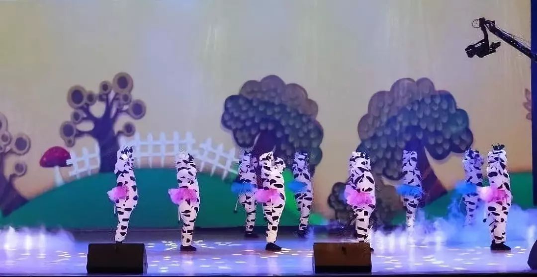 “贏在2019”，花花牛乳業(yè)集團(tuán)2019年新春晚會(huì)盛大開幕