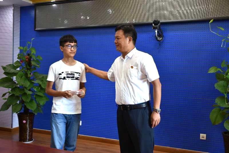 花花牛濟(jì)困解難，助力學(xué)子圓夢(mèng)香江