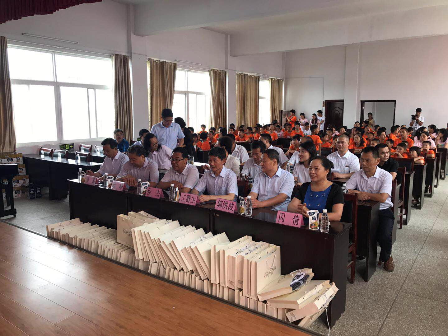 “關愛特殊兒童，讓愛灑滿人間—花花牛乳業(yè)集團2018中國小康牛奶行動” 公益助學泌陽捐贈儀式