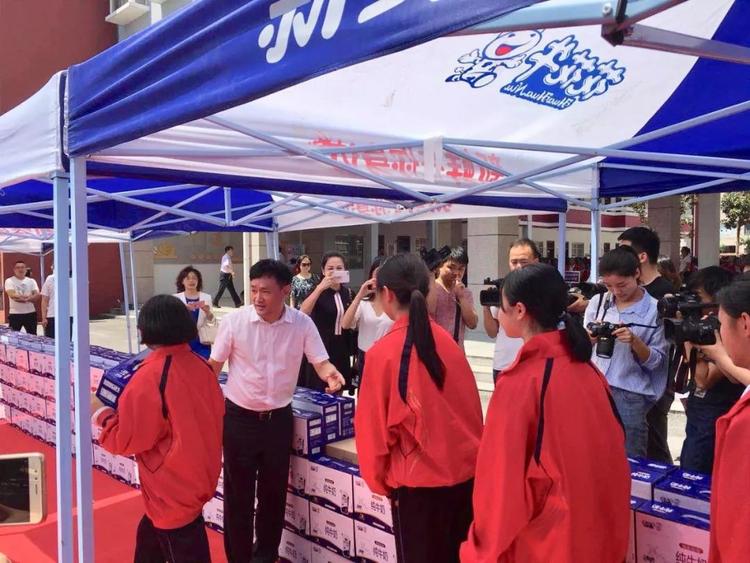 “健康中原，牛奶伴您行——花花牛乳業(yè)集團2018中國小康牛奶行動” 公益助學(xué)啟動儀式隆重舉行
