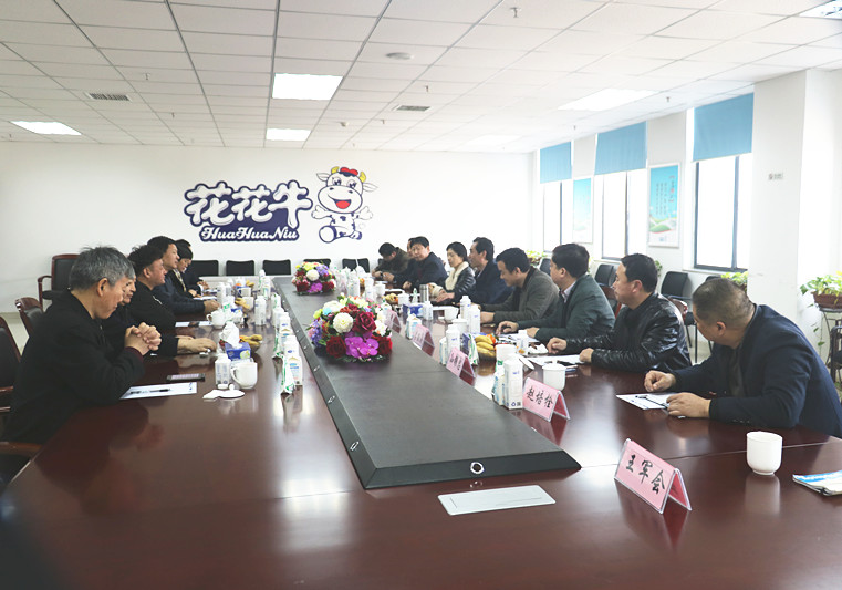 封丘縣縣長王獻臣一行蒞臨 花花牛集團養(yǎng)殖、乳品事業(yè)部參觀調研