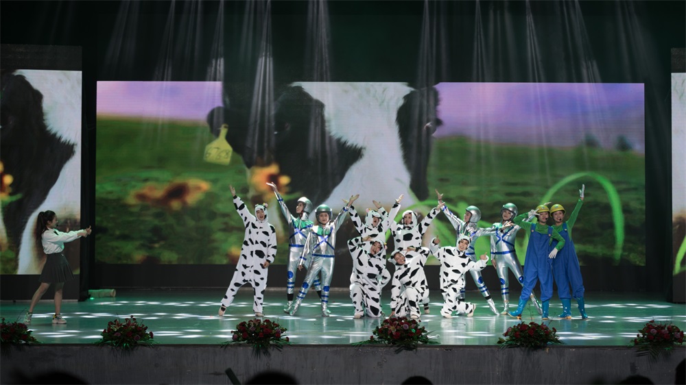 “不忘初心、聚力前行” 花花牛集團(tuán)2018迎新春聯(lián)歡會隆重舉行