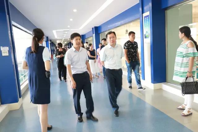 河南省食品安全座談會暨百場食安講座進(jìn)校園啟動(dòng)儀式在花花牛舉行