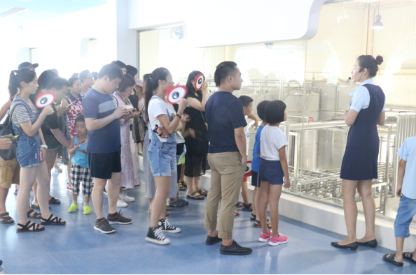 走進(jìn)花花牛見(jiàn)證最真實(shí)的透明品質(zhì)