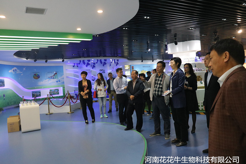 鄭州市二七區(qū)區(qū)委、統(tǒng)戰(zhàn)部部長(zhǎng)王玉紅蒞臨花花牛生物科技有限公司參觀指導(dǎo)