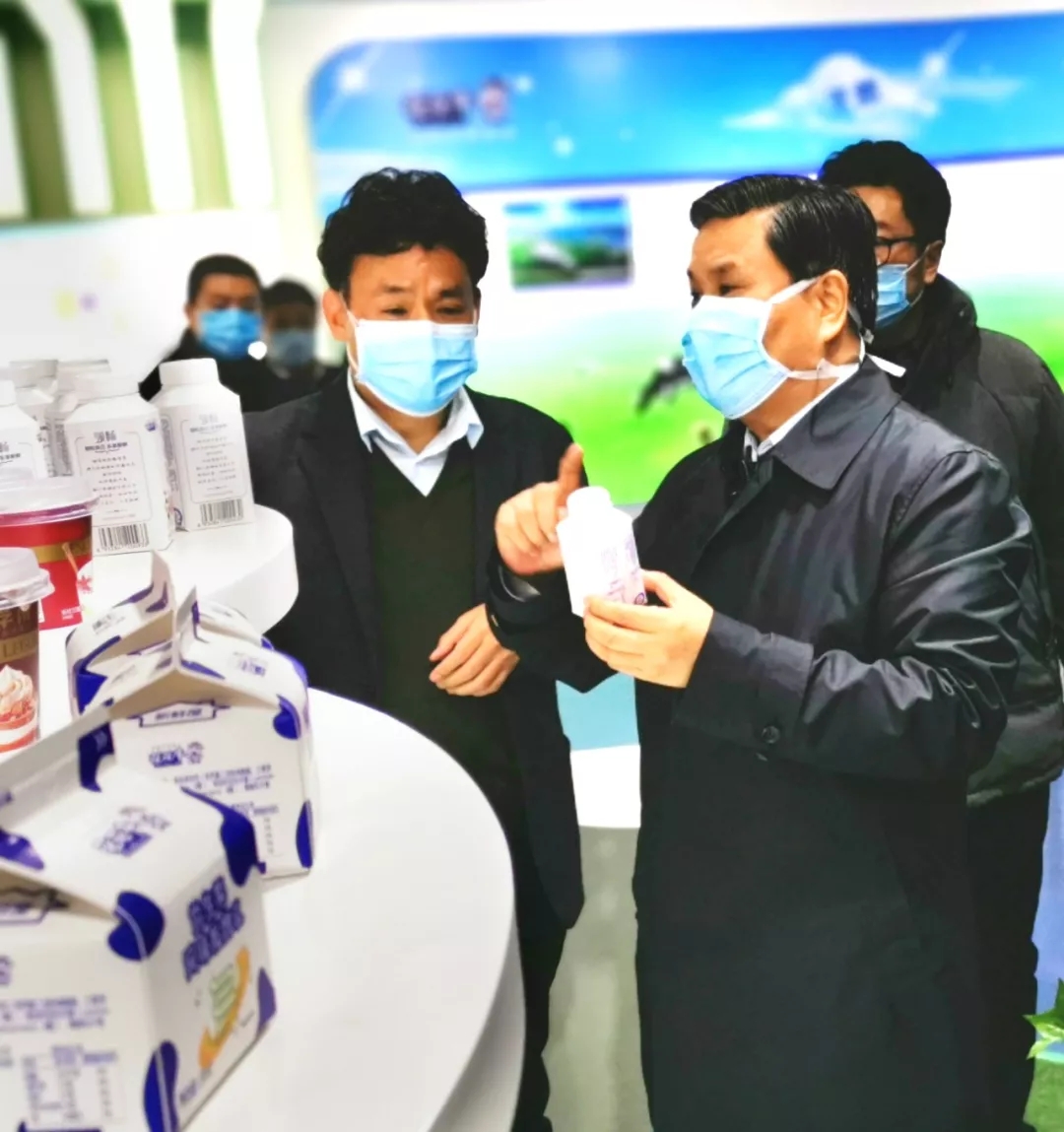 快訊丨河南省副省長武國定蒞臨花花牛乳業(yè)集團調(diào)研重點保障企業(yè)復(fù)工復(fù)產(chǎn)情況 快訊丨河南省副省長武國定蒞臨花花牛乳業(yè)集團調(diào)研重點保障企業(yè)復(fù)工復(fù)產(chǎn)情況