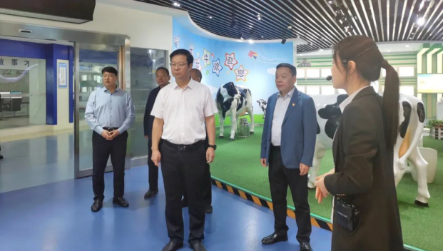 鄭州市人民檢察院黨組書記、代檢察長張道偉一行蒞臨河南花花牛乳業(yè)集團參觀調(diào)研