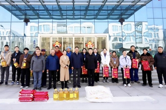 新春佳節(jié)暖人心 堅(jiān)守一線顯擔(dān)當(dāng) ——河南農(nóng)業(yè)投資集團(tuán)黨委委員、副總經(jīng)理兼花花牛乳業(yè)集團(tuán)黨委書記、董事長張峰慰問花花牛乳業(yè)在崗員工